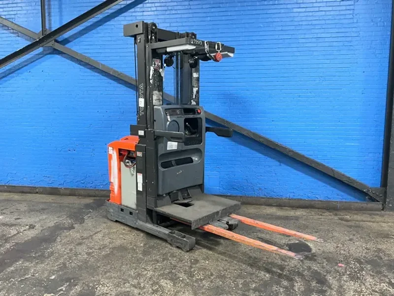 TOYOTA 3000 LBS ELECTRIC ORDER PICKER  -  6BPU15