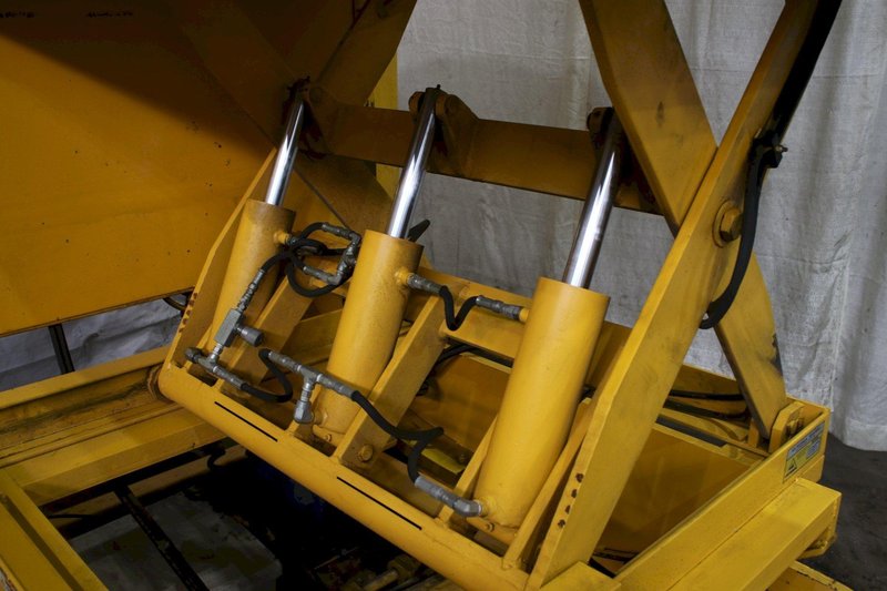 4000 LBS AIR TECHNICAL INDUSTRIES PACMAN TYPE UPENDER: STOCK #76417