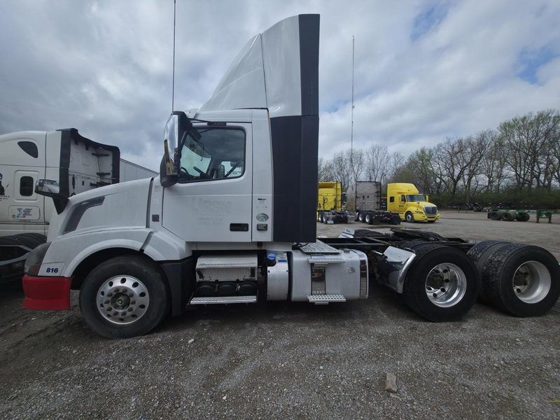 Volvo VNL Day Cab Semi Truck, 2015 – Volvo D13, I-Shift, Air Ride
