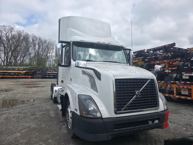 Volvo VNL Day Cab Semi Truck, 2015 – Volvo D13, I-Shift, Air Ride