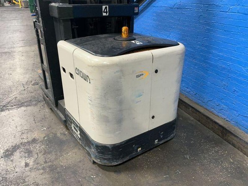 Crown 3000 Lbs Electric Order Picker - Sp3510-30