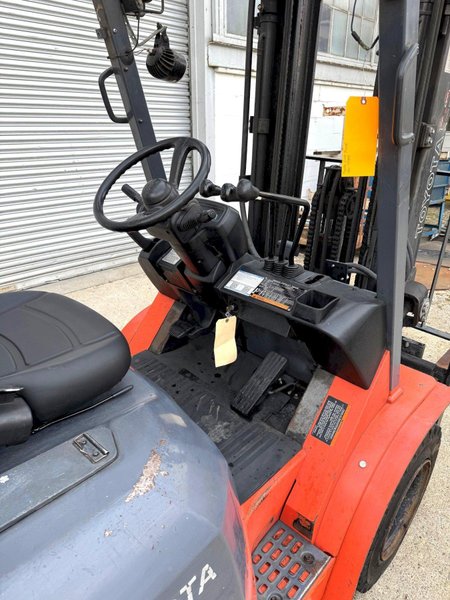 3750 Lb. Toyota Lift Truck, Pneumatic Tire, Triple Stage Mast, LP Gas, Side Shift