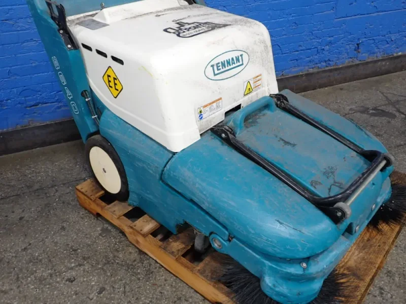 TENNANT 32" FLOOR SWEEPER  -  3640