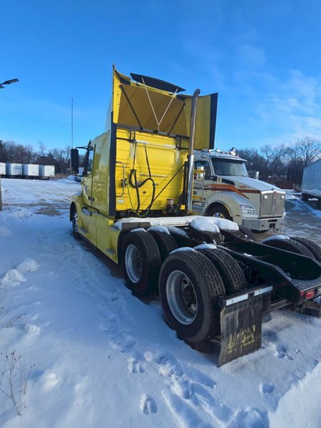 2016 Volvo VNL 760 Sleeper Semi Truck – Volvo D13 455HP, I-Shift 12-Speed Automatic, 77″ High-Rise Sleeper, Tandem Axle Highway Tractor