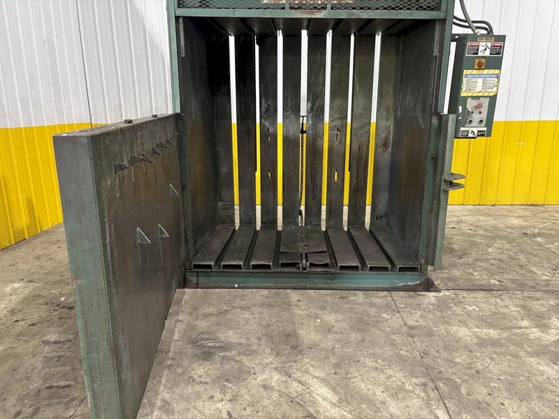 72&quot; X 40&quot; X 48&quot; SELCO VS-6 VERTICAL HYDRAULIC BALER: STOCK# 4091