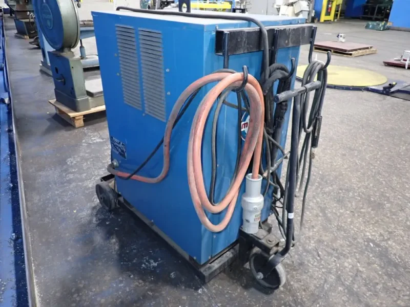 MILLER ELECTRIC MFG CO 300 AMPS WELDER  -  SYNCROWAVE 300