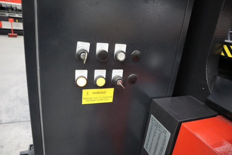 Amada FABIII-1025 CNC Hydraulic Press Brake, 110 Ton x 98.4&quot;, AMNC PC Control, Up-Acting, 6- Axis BG, Light Curtain- Auction Item