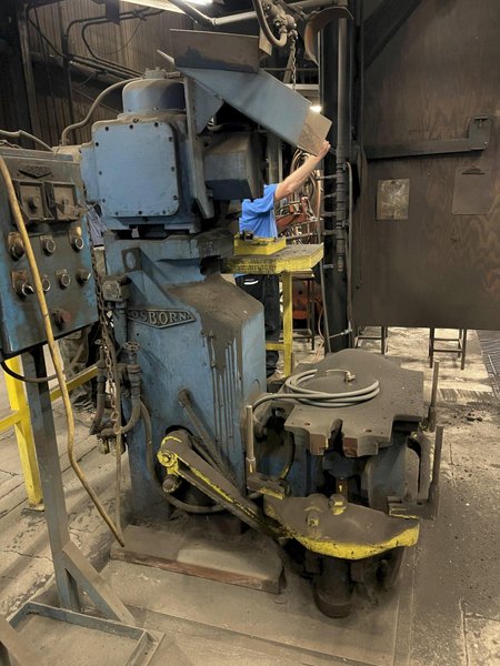Osborn  model 716 rjwar molding machine with controls, s/n 19012-e