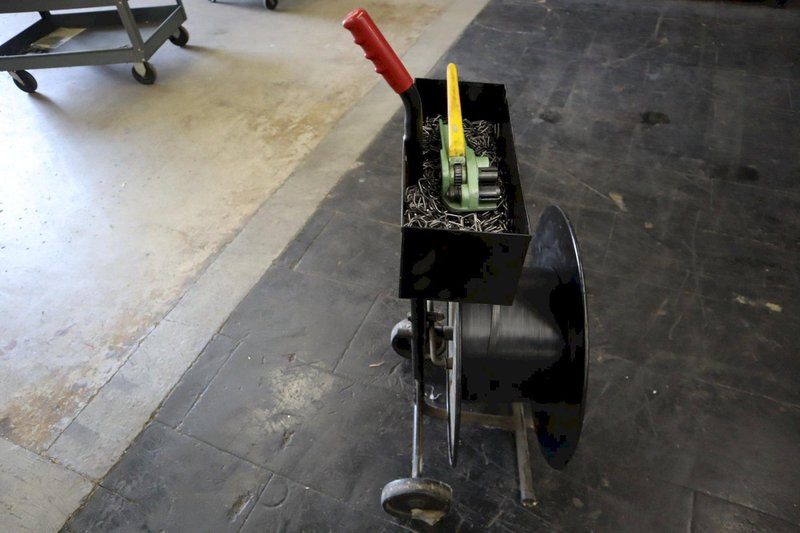 Uline Portable Plastic Banding Cart with Strap Ratchet and Clips- Auction Item