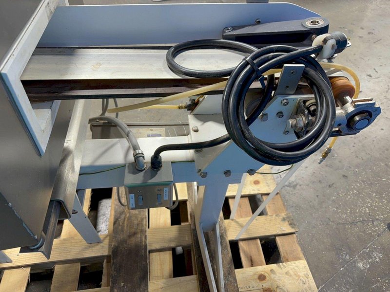 GORING KERR 12” X 4” OPENING METAL DETECTOR
