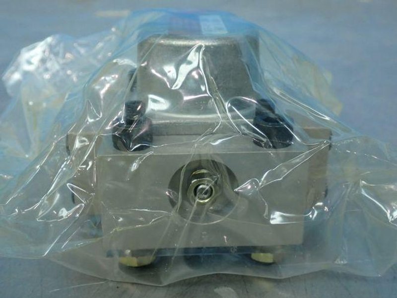 MOOG SERVO VALVE  -  J076-019