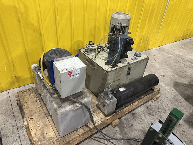 SWEED LOAD CLAMP &amp; TURNER / PACMAN FLIPPER SYSTEM WITH POWERED INFEED &amp; OUTFEED CONVEYORS: STOCK #22075