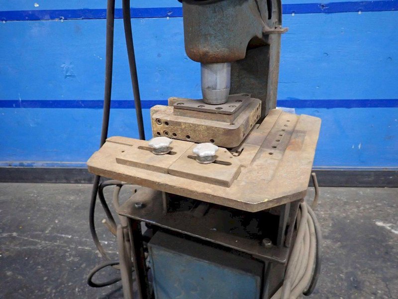 50 TON WA WHITNEY PORTABLE SINGLE END PUNCH: STOCK #79003