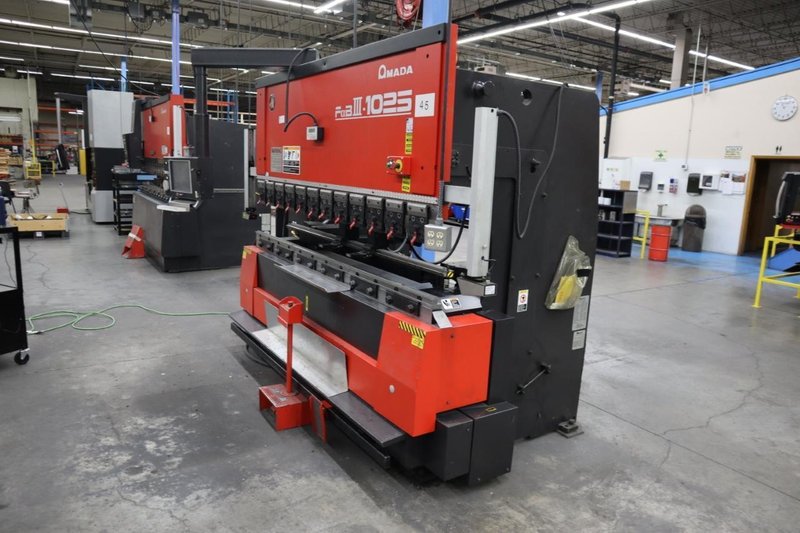 Amada FABIII-1025 (FBD-1025NT) CNC Hydraulic Press Brake, 110 Ton x 98.4&quot;, Up-Acting, AMNC PC Control, 5-Axis Backgauge- Auction Item