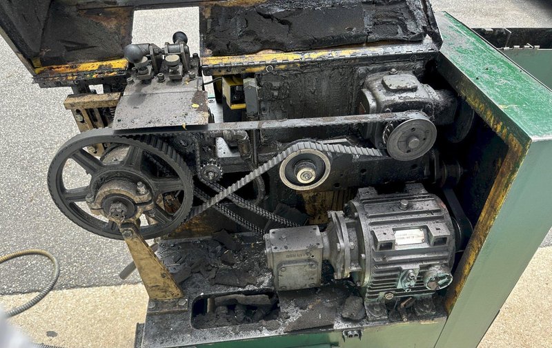 Lewis Machine Co 2SHV Straightening &amp; Cutting Machine