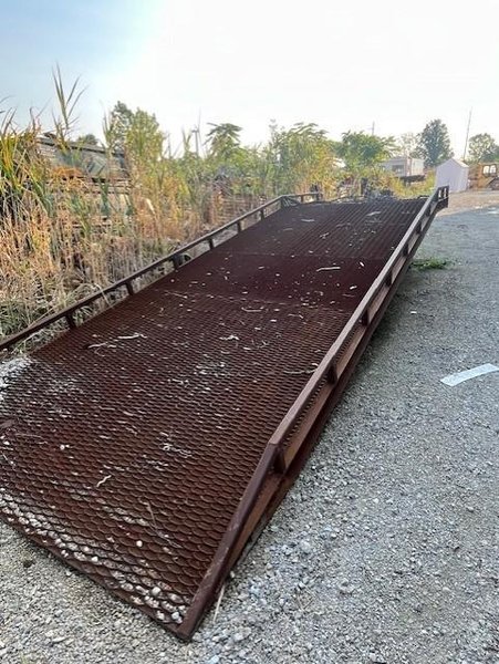 PORTABLE LOADING DOCK / RAMP STOCK# 3842