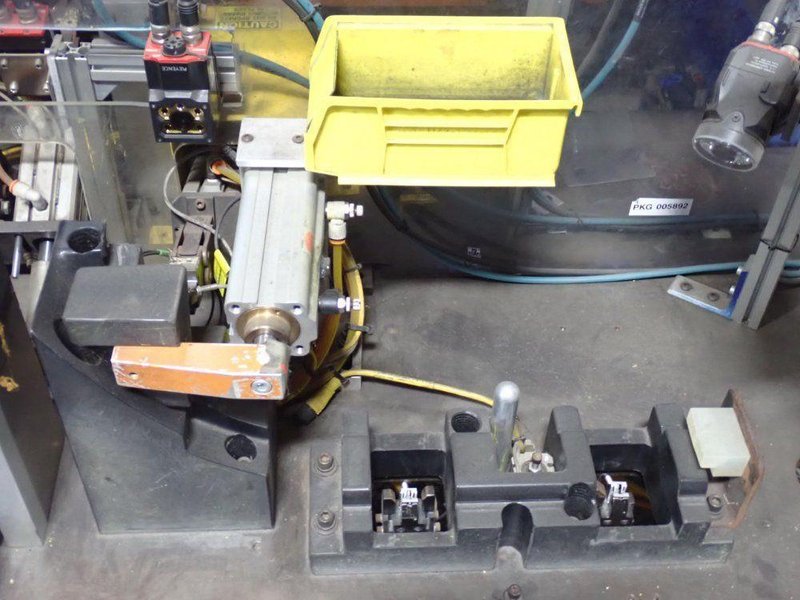 HS TECHNOLOGIES ASSEMBLY STATION  -  QUAD CAB REAR SCUFF