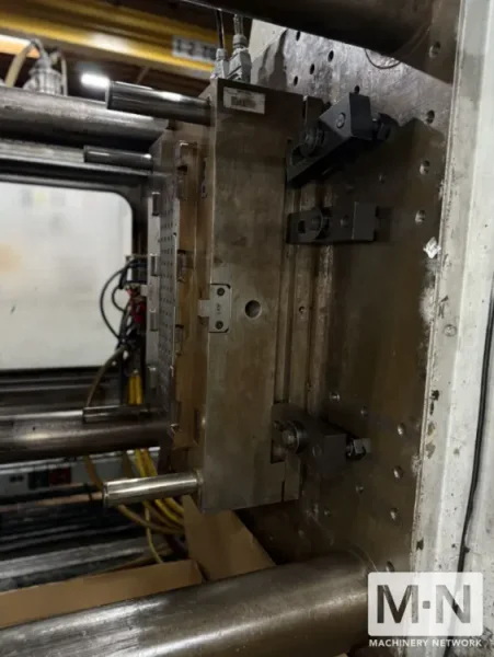 700 TON 125 OZ VAN DORN MODEL 700HP125F INJECTION MOLDING MACHINE MFG 1996