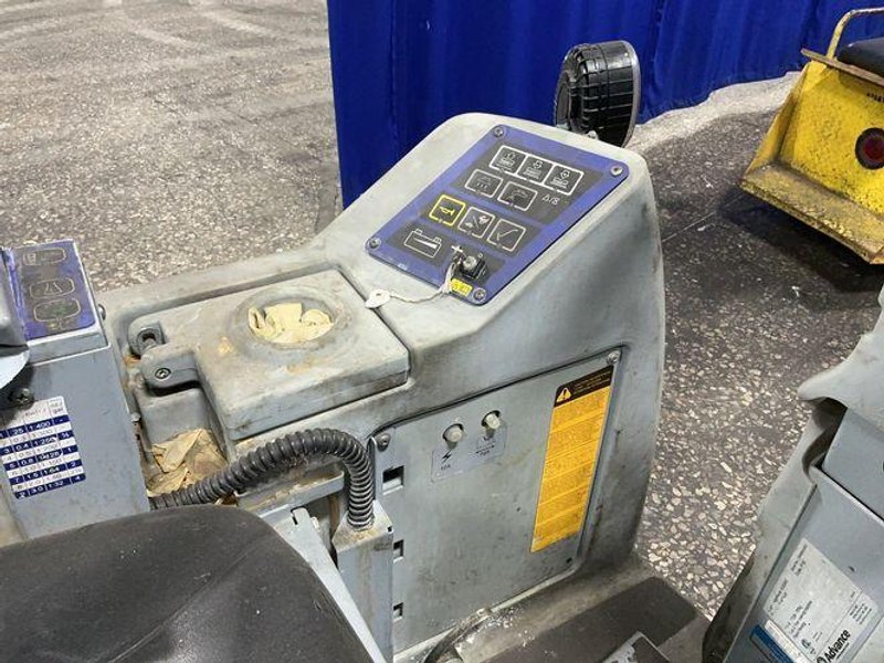 ADVANCE 24" FLOOR SCRUBBER  -  X3220C