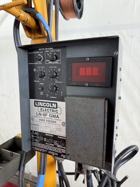 LINCOLN IDEALARC PULSE POWER 500 WELDER W/ BOOM AND LINCOLN LN-9F WIRE FEEDER. STOCK #0627922.