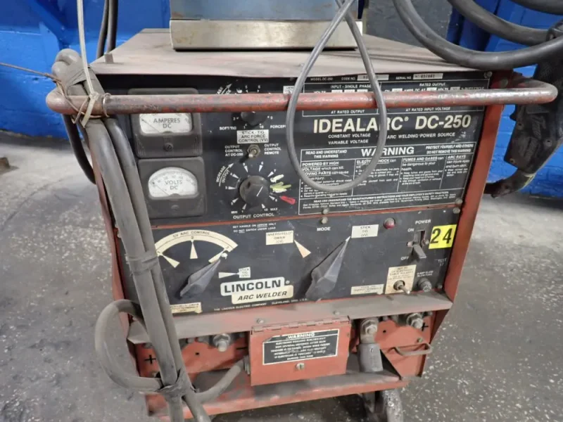 LINCOLN 250 A WELDER   -  DC-250