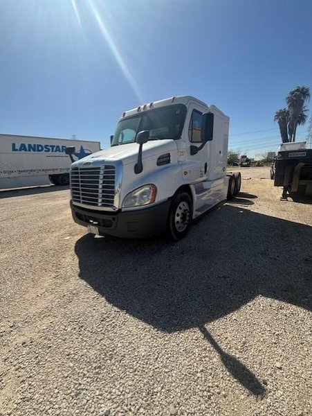 Freightliner Cascadia Day Cab LNG, 2015 – Cummins ISX12 G 400 HP, 10 Speed, Natural Gas Tractor