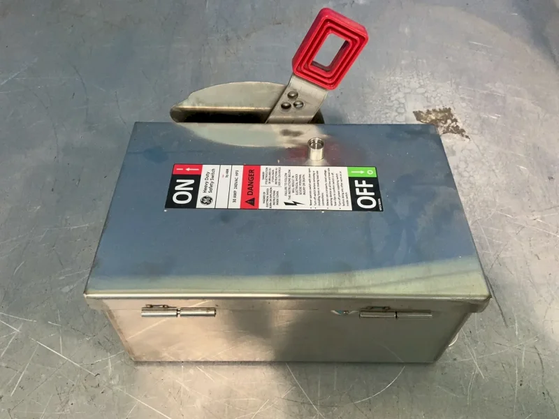 GENERAL ELECTRIC SAFETY SWITCH  -  TH2221SS