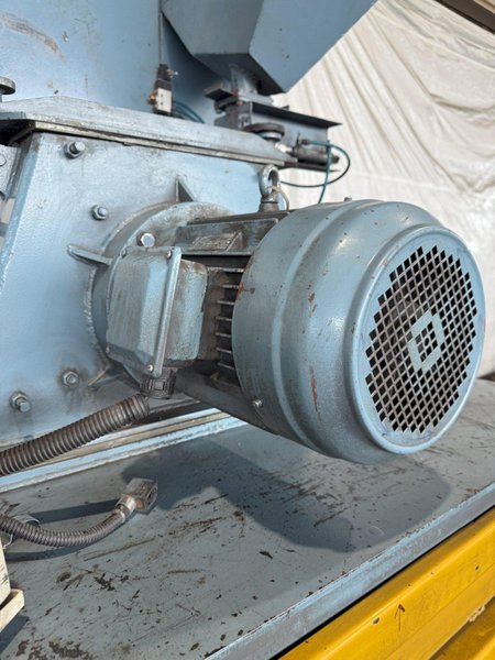 5 CUBIC FOOT TD326 RUBBER BELT TUMBLE BLAST SYSTEM W/ ELEVATOR RECLAIM SYSTEM &amp; DUST COLLECTOR. STOCK # 0670425.