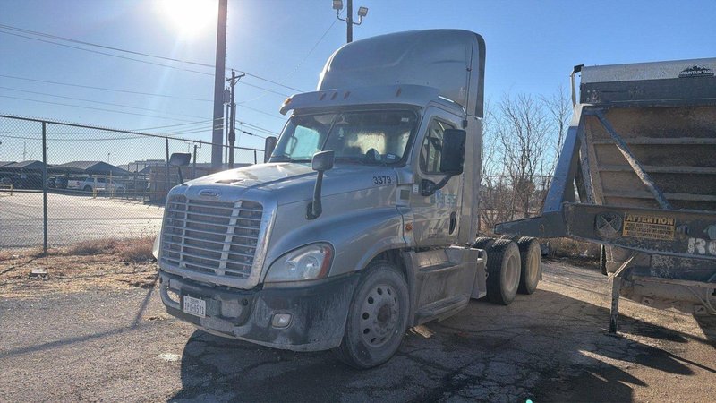 Freightliner Cascadia Semi Truck, 2018 – Non-Runner, No Keys, For Repair or Parts, Day Cab/Sleeper