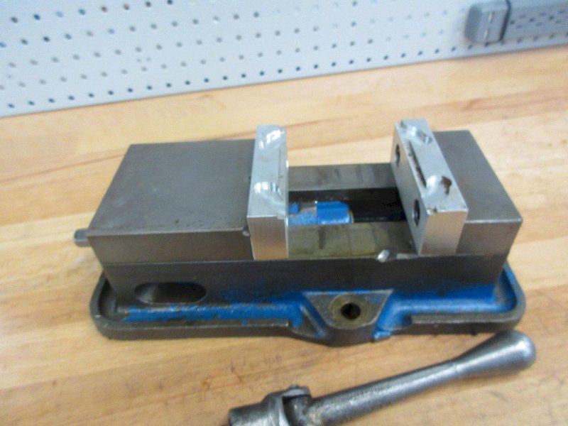 Kurt D40 4&quot; Machine Vise with Handle and Aluminum Jaws- Auction Item