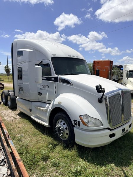 Kenworth T680 Sleeper Truck, 2014 – PACCAR/Cummins Diesel, Tandem Axle, Air Ride, 10-Speed/Auto, OTR Semi Tractor