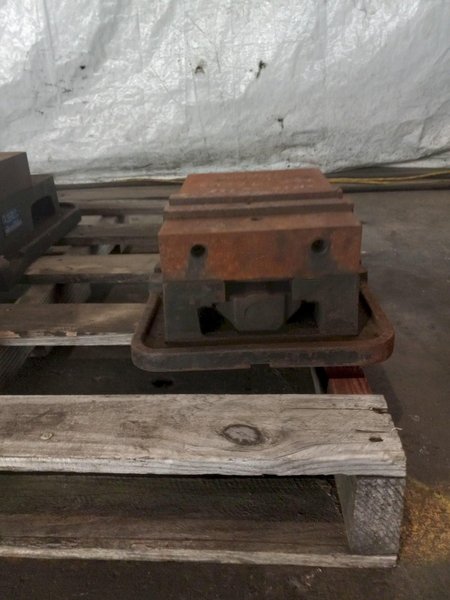 10" KURT HEAVY DUTY MACHINE VISE. STOCK # 0996324