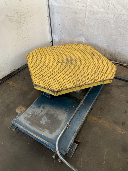 LANTECH V-SERIES DUAL TURNTABLE PALLET WRAPPER. STOCK # 0895024.