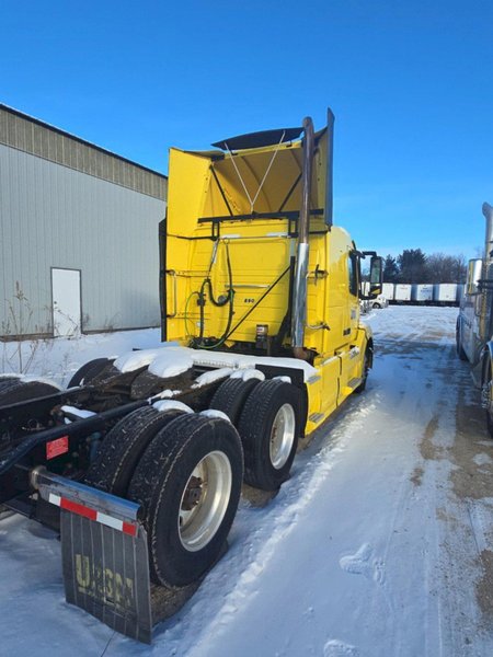 2016 Volvo VNL 760 Sleeper Semi Truck – Volvo D13 455HP, I-Shift 12-Speed Automatic, 77″ High-Rise Sleeper, Tandem Axle Highway Tractor