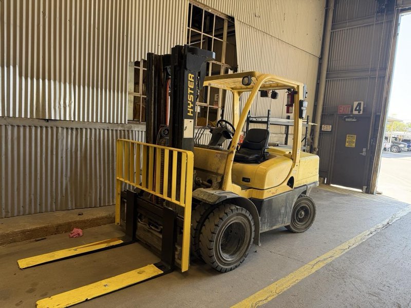 Hyster H90FT 9,000 LB Pneumatic Tire Forklift, 2020 – Diesel, Side Shift, 3 Stage Mast