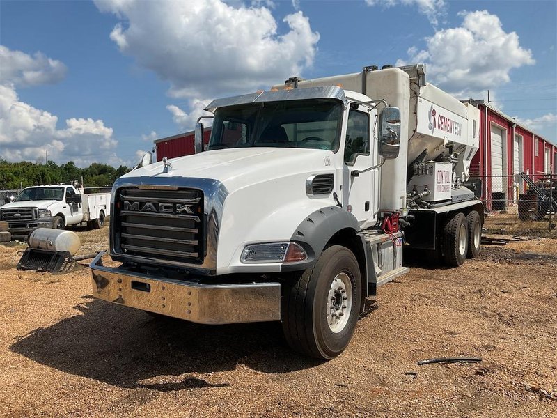 2025 Mack GR64B 1M2GR2GC1SM043902