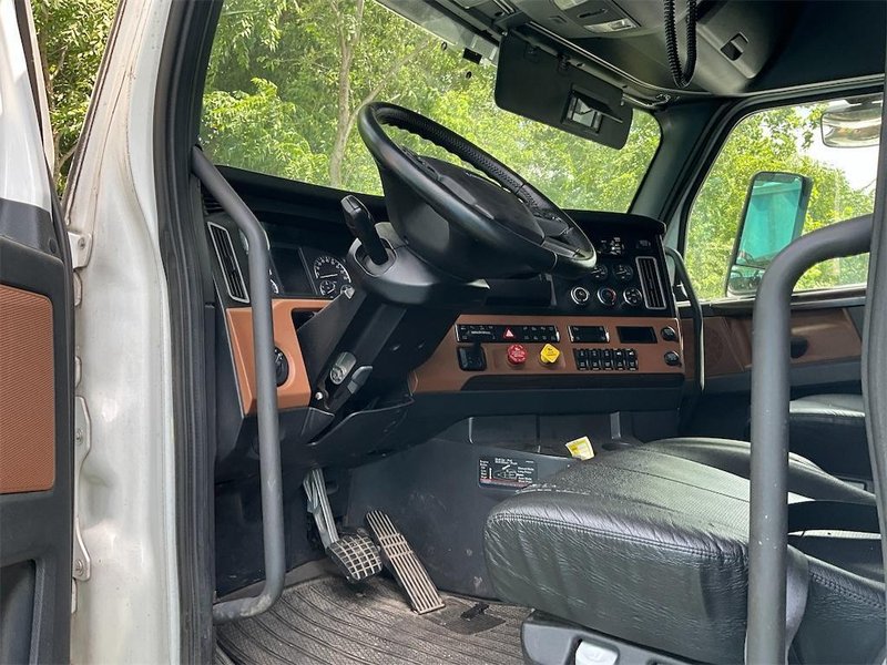 2021 Freightliner Cascadia 1FUJHHDR6MLMJ2151