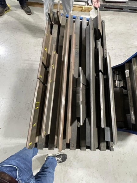 80 Ton x 8′ Amada RG 8024LD Press Brake, 2000 – Backgauge, Tooling