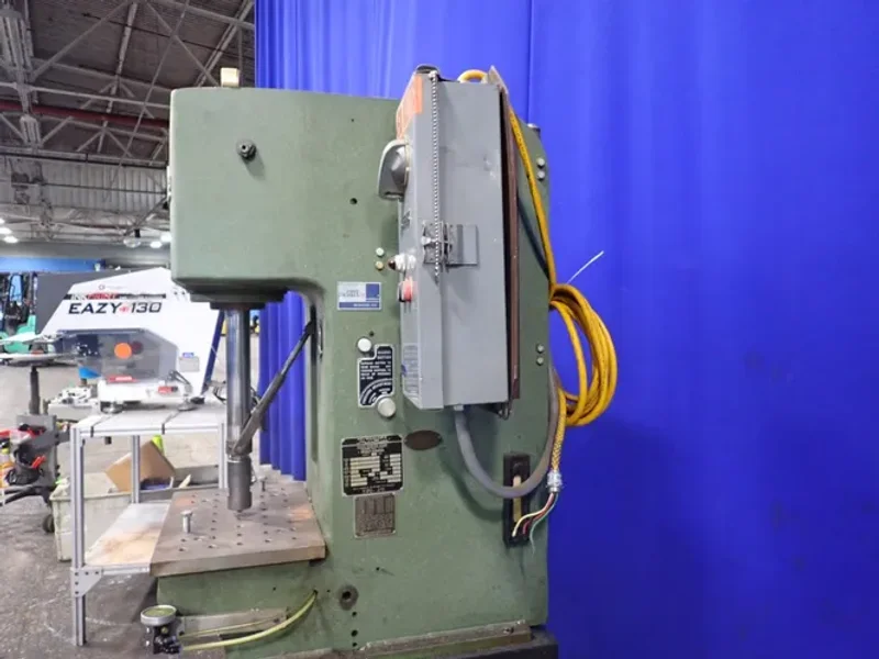 DENISON 6 TON MULTIPRESS  -  R063MC25702405220
