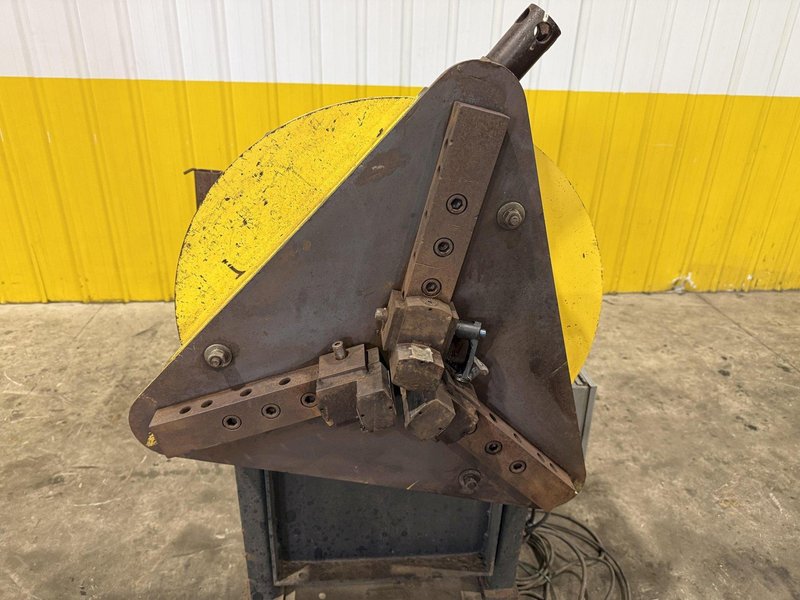 1,250 LB STINGER MODEL #P-1250 PIPE WELDING POSITIONER WITH 30" GRIPPER CHUCK: YOBRO #25216
