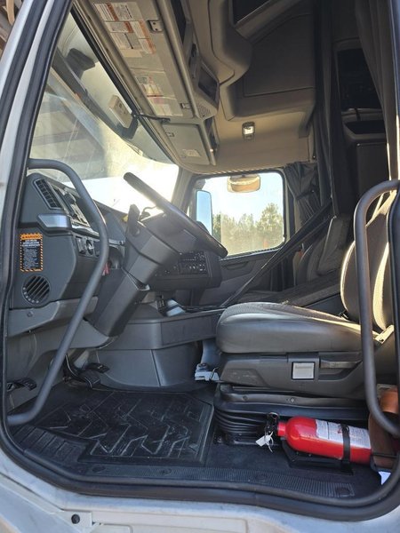 VOLVO VNL64T760 - Trucks