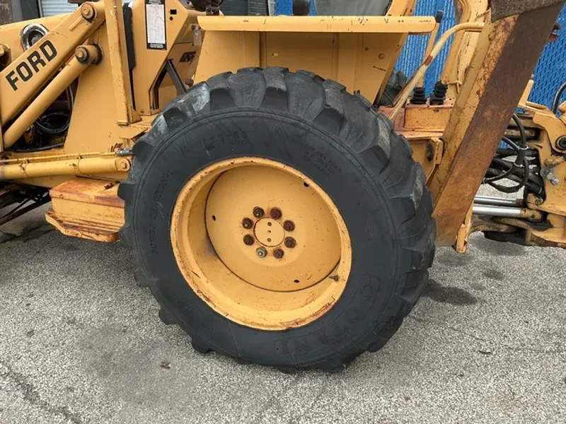 FORD BACKHOE   -  555