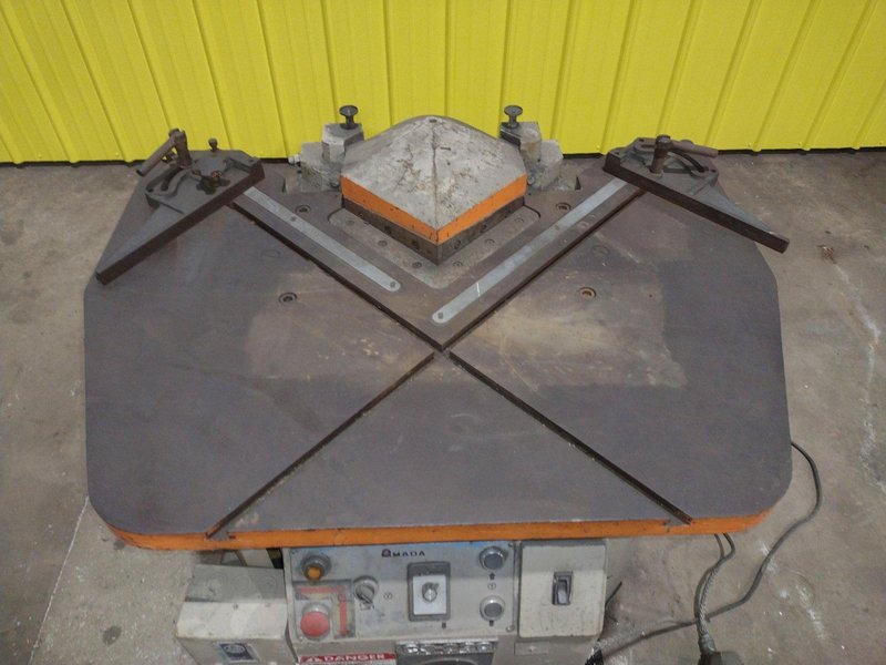 8-5/8&quot; X 8-5/8&quot; X 1/8&quot; AMADA MODEL CS-220 HYDRAULIC NOTCHER: STOCK #12212