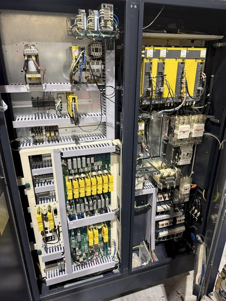 Used 2013 Makino a61nx CNC Horizontal Machining Center For Sale