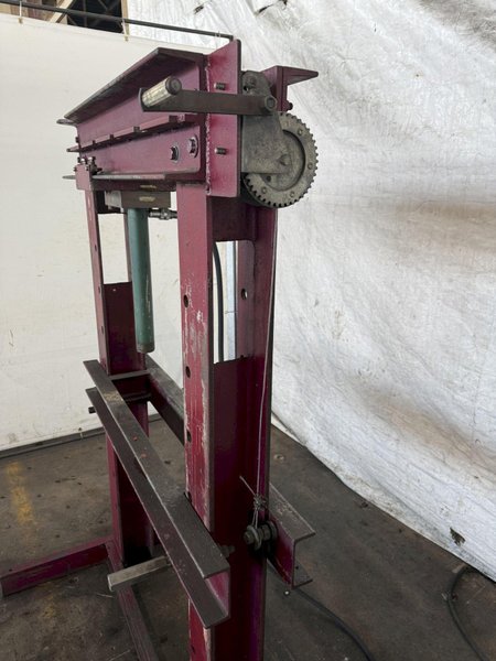 10 TON SPX H-FRAME HYDRAULIC SHOP PRESS. STOCK # 1165323