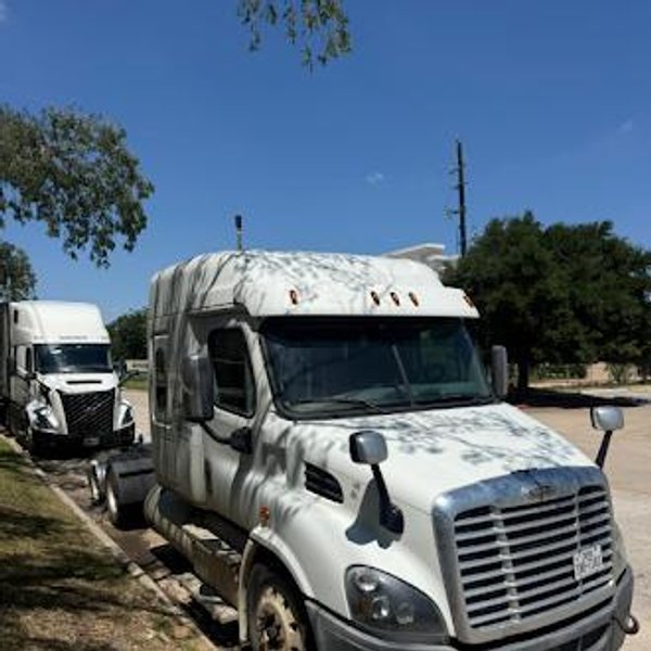 Freightliner Cascadia 125 Sleeper Truck, 2016 – Detroit DD15, Automatic / Manual, Tandem Axle Class 8 Semi Tractor