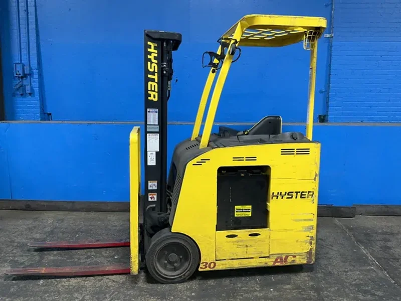 HYSTER 2850 LBS ELECTRIC STAND-UP FORKLIFT  -  E30HSD3-18
