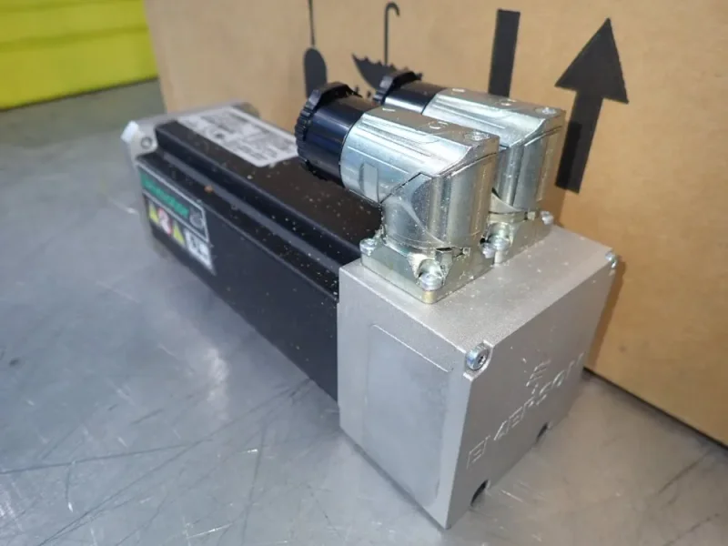 EMERSON SERVO MOTOR  -  067UDC300BACRA