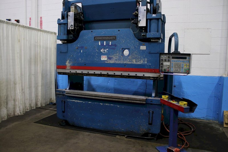 135 TON X 8' CINCINNATI MDL 135FMII HYDRAULIC PRESS BRAKE: STOCK #75067
