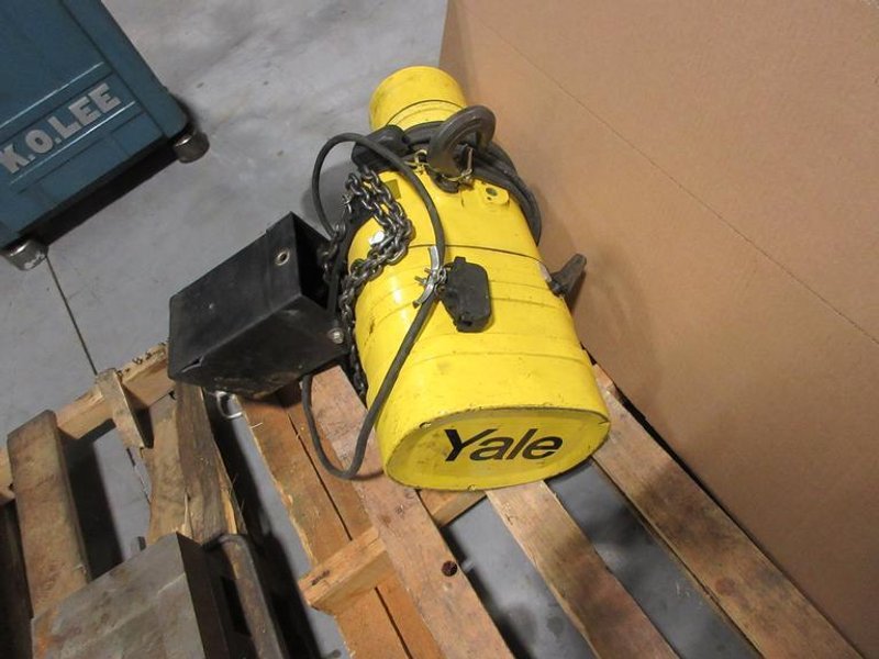 Yale KELC5016 1/2 Ton Electric Chain Hoist With Chain Catcher and Power Cord **No Control Pendant**- Auction Item